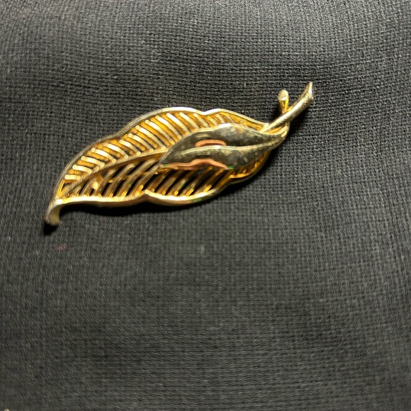 VTG Metal Gold Tone Double leaf brooch. Classic style! - Picture 2 of 5